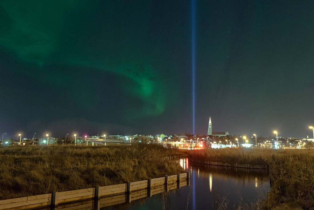 Peace tower lid in Reykjavik with northern lights hallgrimskirkja church